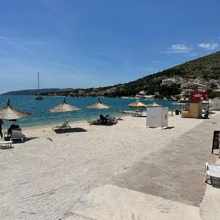 Apartment Piscina With Sea View Trogir-seget *
